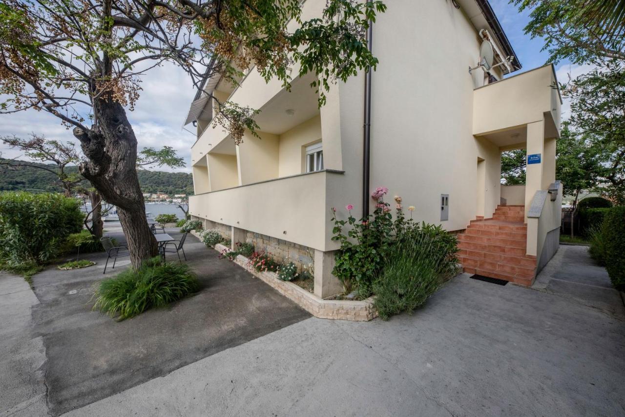 Apartments By The Sea Supetarska Draga - Donja, Rab - 11769 المظهر الخارجي الصورة
