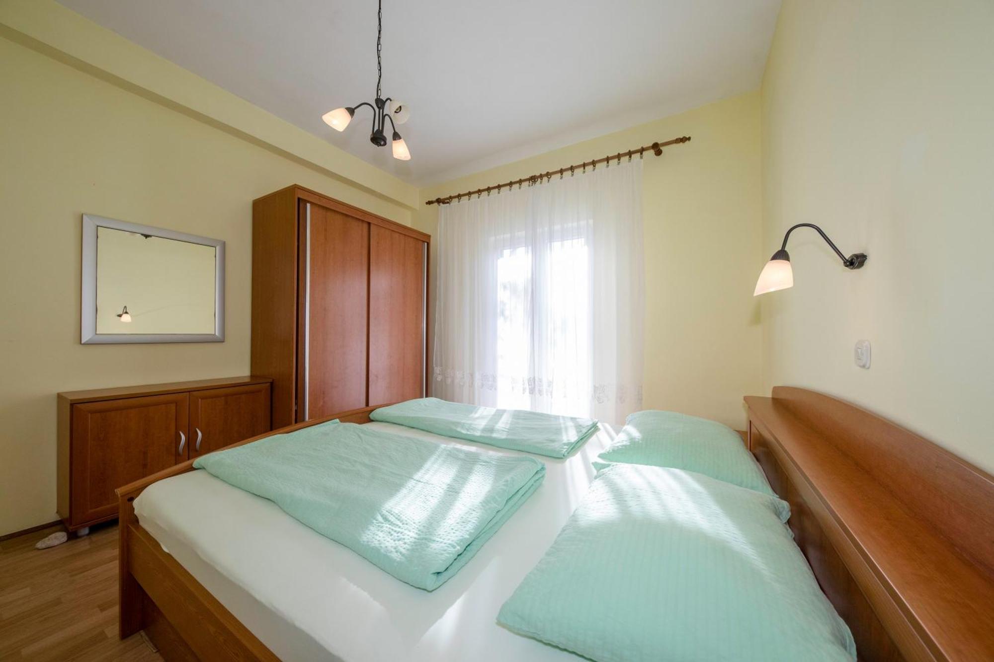 Apartments By The Sea Supetarska Draga - Donja, Rab - 11769 الغرفة الصورة